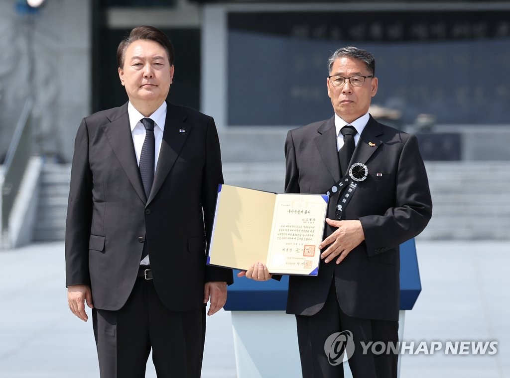 국가유공자 증서 수여하는 윤석열 대통령