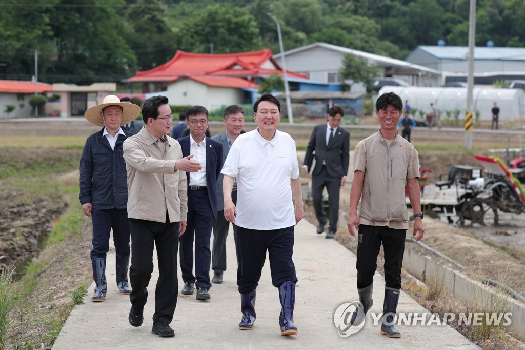 농민들과 대화하는 윤석열 대통령