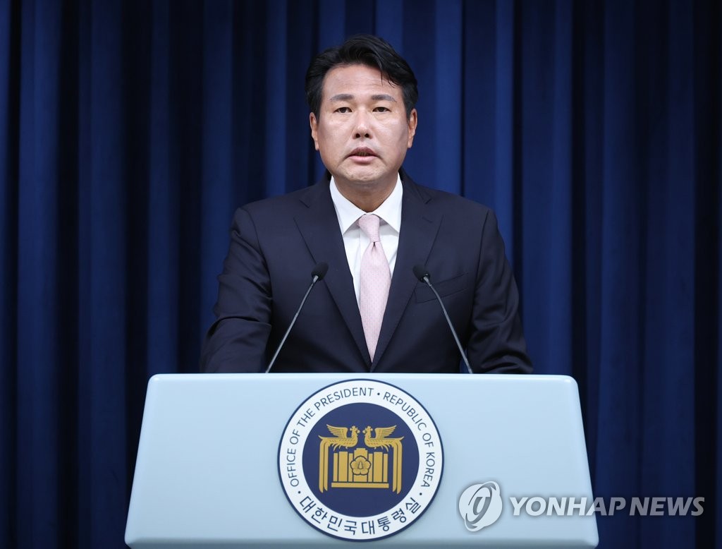 Principal Deputy National Security Adviser Kim Tae-hyo briefs reporters on the Yoon administration's National Security Strategy at the presidential office in Seoul on June 7, 2023. (Yonhap)