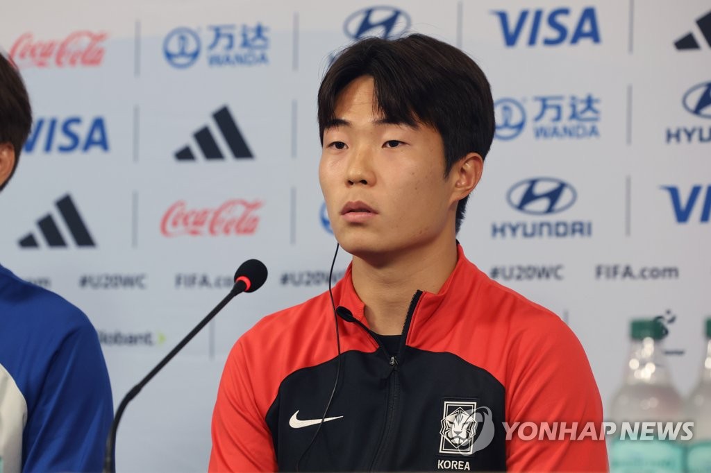 South Korea captain Lee Seung-won speaks at a press conference at La Plata Stadium in La Plata, Argentina, on June 7, 2023, the eve of the semifinal match against Italy at the FIFA U-20 World Cup. (Yonhap)