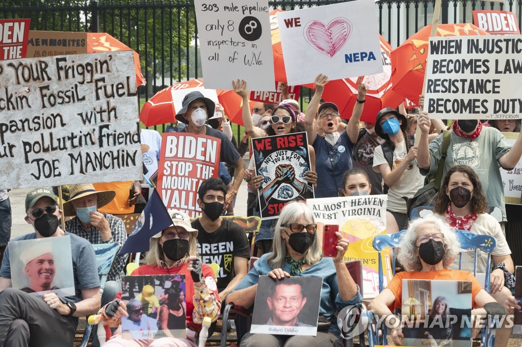 美 천연가스관 건설 계획 비판하는 시위대