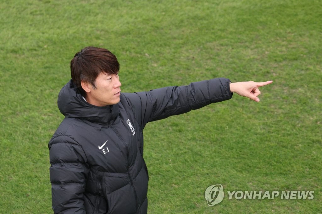 South Korea head coach Kim Eun-jung directs his players during a training session for the FIFA U-20 World Cup at Estancia Chica training complex in La Plata, Argentina, on June 10, 2023. (Yonhap)