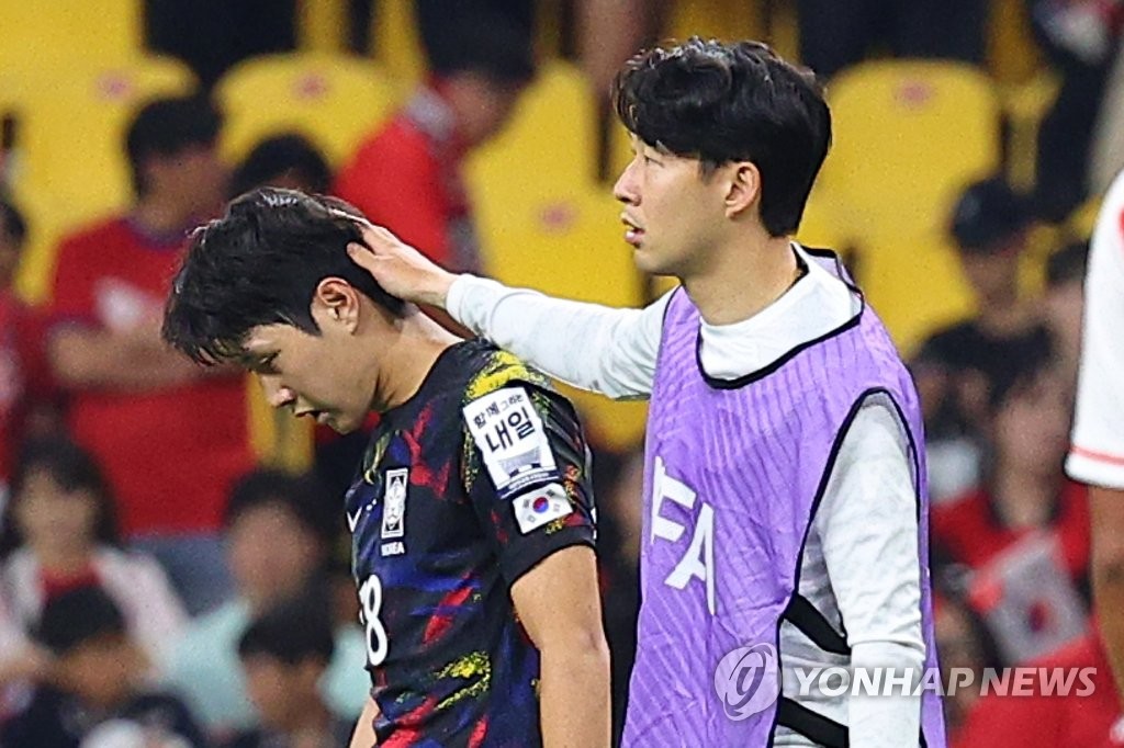 Son Heung-min of South Korea (R) consoles teammate Lee Kang-in following the team's 1-0 loss to Peru in their friendly football match at Busan Asiad Main Stadium in Busan, 320 kilometers southeast of Seoul, on June 16, 2023. (Yonhap)