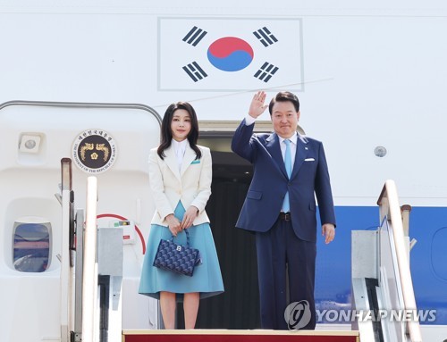 尹, 프랑스·베트남 순방 출국…부산엑스포 유치 총력·경제외교