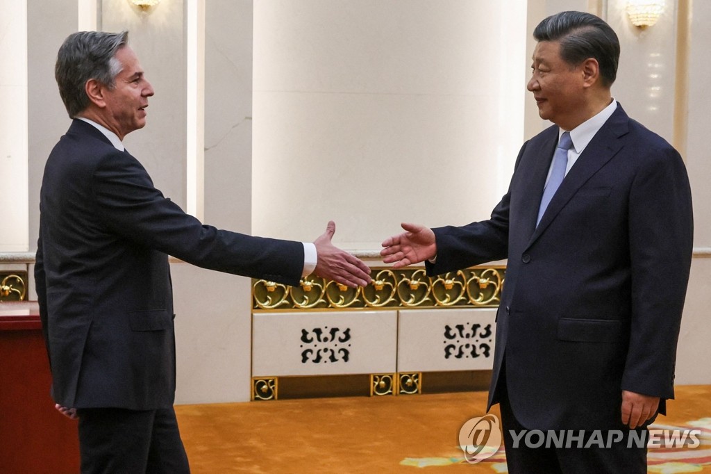 This photo, provided by AFP on June 19, 2023, shows U.S. Secretary of State Antony Blinken (L) shaking hands with Chinese President Xi Jinping at the Great Hall of the People in Beijing during his two-day trip to China. (PHOTO NOT FOR SALE) (Yonhap)