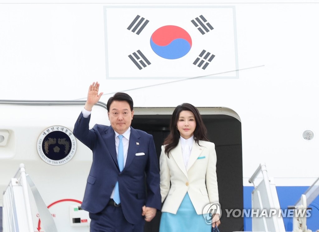 President Yoon Suk Yeol (L) and first lady Kim Keon Hee disembark Code One after arriving at Paris Orly Airport, near Paris, on June 19, 2023. (Yonhap)