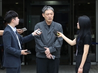 연예인 약점 이용해 수억 뜯은 혐의 김용호 구속영장