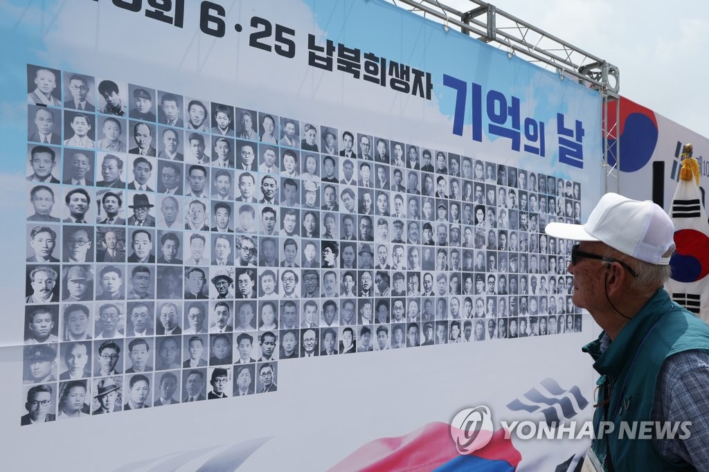 En esta foto de archivo, un familiar de víctimas surcoreanas que fueron secuestradas por Corea del Norte durante la Guerra de Corea de 1950-53 mira fotografías de tales secuestrados en Paju, al norte de Seúl, el 28 de junio de 2023. (Yonhap)