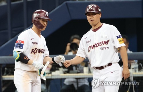 Middle of KBO standings gets crowded as 1st half winds down - The