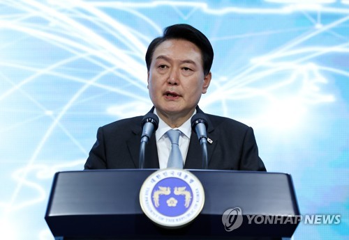 Yoon promete un apoyo total a la investigación y los intercambios científicos