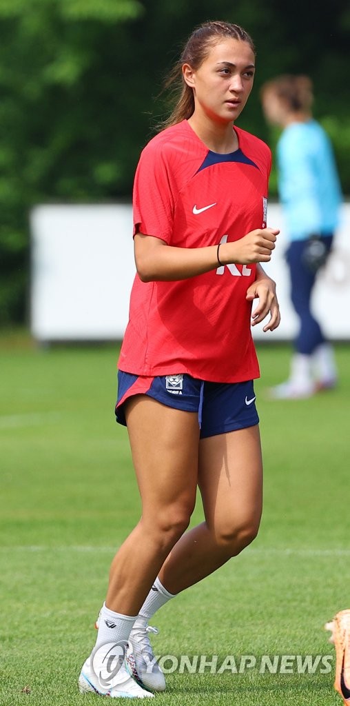 몸 푸는 케이시 페어