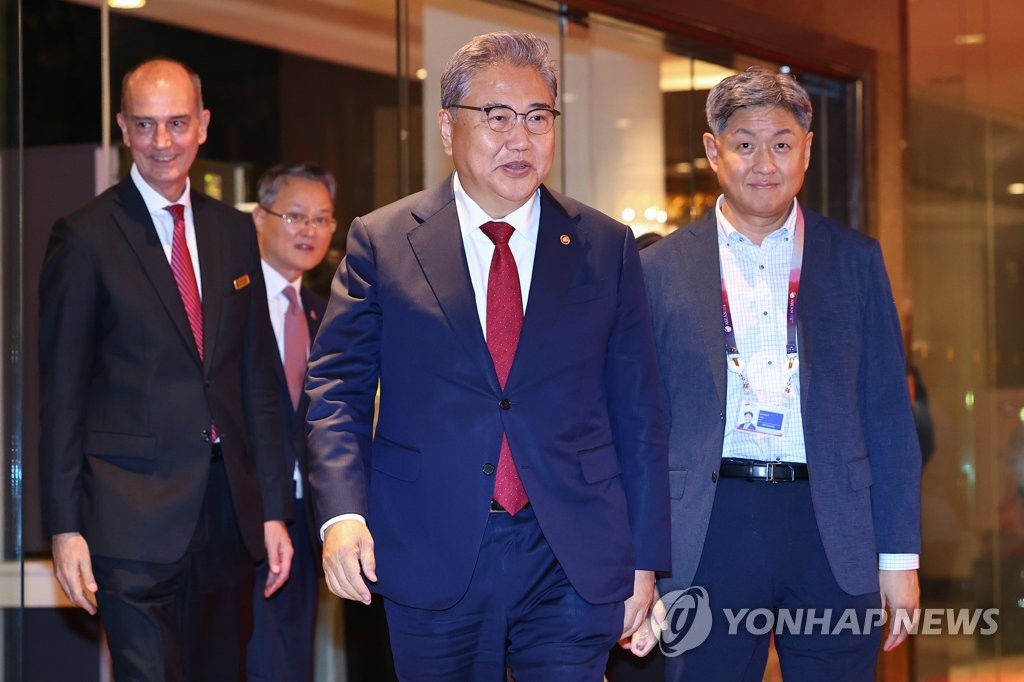 El Ministro de Relaciones Exteriores de Corea del Sur, Park Jin (D), llega a Shangri-La Jakarta en Yakarta el 12 de julio de 2023, para el Foro Regional de la Asociación de Naciones del Sudeste Asiático.  (Yonhap)