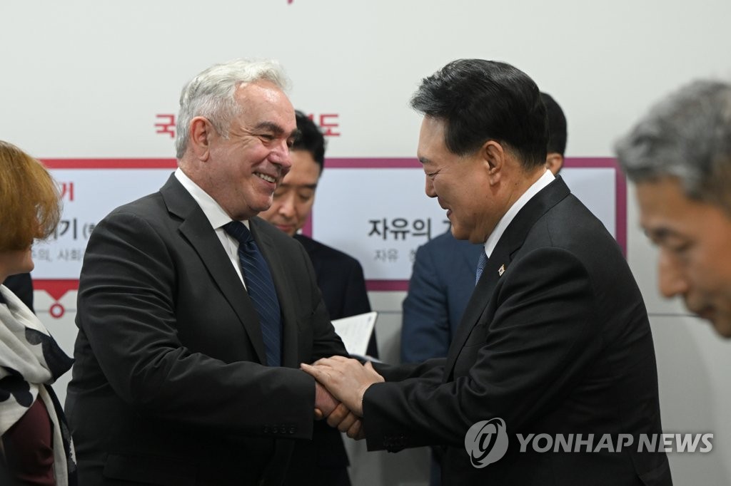 El presidente Yoon Suk Yeol (derecha) y el coordinador del Consejo de Seguridad Nacional de EE. UU. para Asuntos del Indo-Pacífico, Kurt Campbell, se dan la mano durante la sesión inaugural del Grupo Consultivo Nuclear en la oficina presidencial en Seúl el 18 de julio de 2023, en esta foto proporcionada por la oficina. .  (FOTO NO A LA VENTA) (Yonhap)