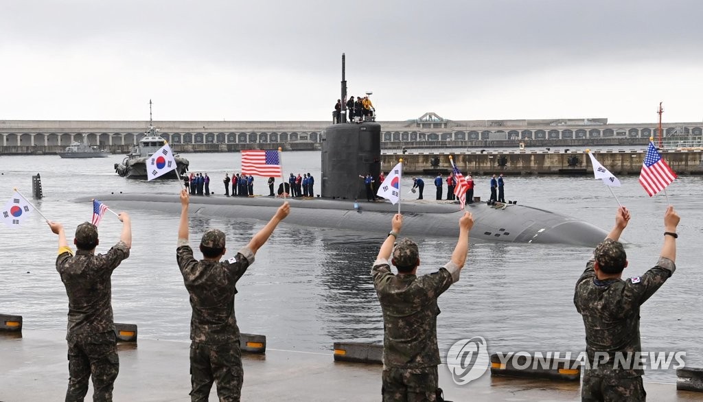 아나폴리스함 환영하는 해군 장병들