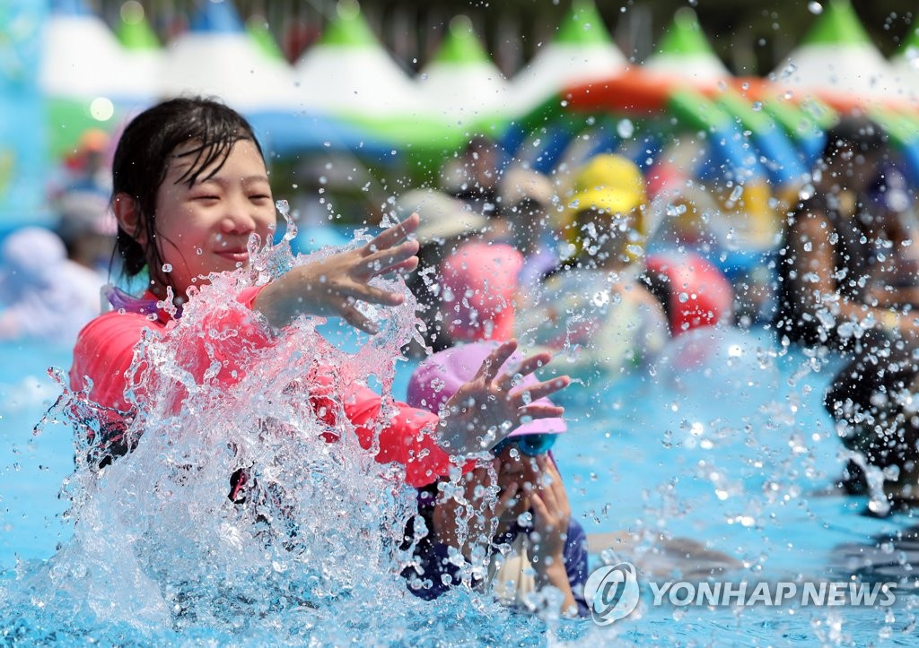 Parasols jump in popularity amid S. Korean heatwave