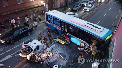 창원 석전사거리 택시 연쇄 충돌 사고 사망자 2명으로 늘어 | 연합뉴스