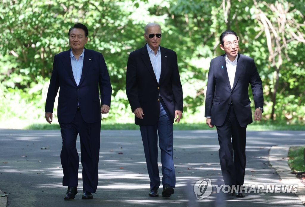 (From L to R) South Korean President Yoon Suk Yeol, U.S. President Joe Biden and Japanese Prime Minister Fumio Kishida walk together following their trilateral summit meeting at the Camp David presidential retreat in Maryland on Aug. 18, 2023. (Yonhap)