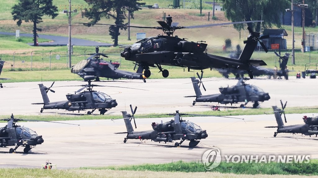 Esta fotografía de archivo, tomada el 21 de agosto de 2023, muestra helicópteros militares en Camp Humphreys, una base militar estadounidense en Pyeongtaek, 60 kilómetros al sur de Seúl.  (Yonhap)