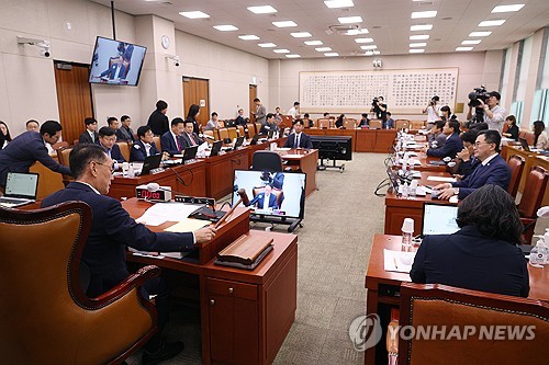 [속보] '현수막 무법 해소' 선거법 개정안, 국회 법사위 통과
