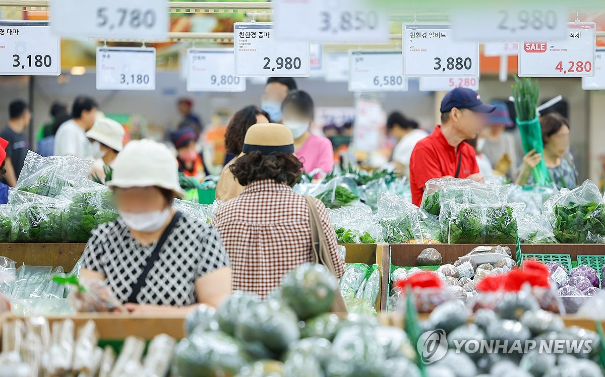 People shop for groceries at a supermarket in Seoul on Aug. 27, 2023. (Yonhap)