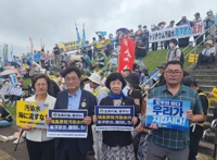 민주 "'日내로남불'에 일심동체…지금이라도 철회 요구해야"