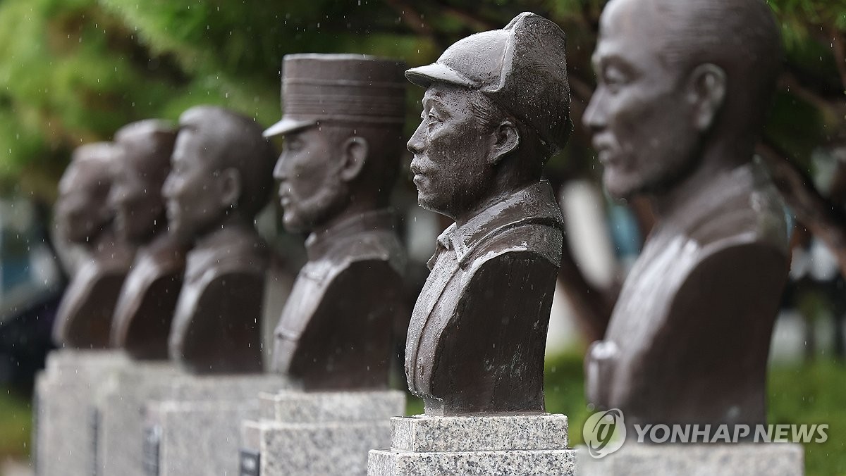 This photo, taken Aug. 28, 2023, shows a bust (2nd from R) of revered independence fighter Hong Beom-do installed at the headquarters of the defense ministry in Seoul. The government is considering relocating the bust due to his past record of collaborating with Soviet communist forces. (Yonhap)
