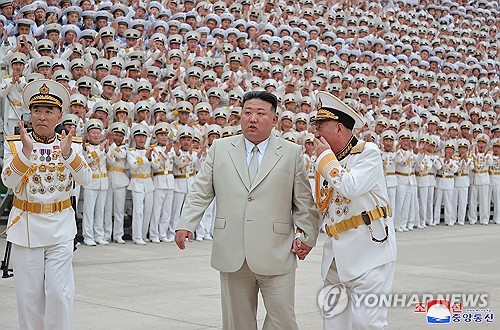 (AMPLIACIÓN) Kim Jong-un visita el comando naval e insta a fortalecer la fuerza naval