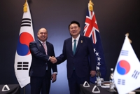 Yoon y el primer ministro de las Islas Cook dialogan sobre la cooperación marítima