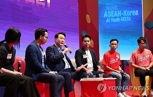 Yoon promises to support innovative ideas of S. Korean, ASEAN youths