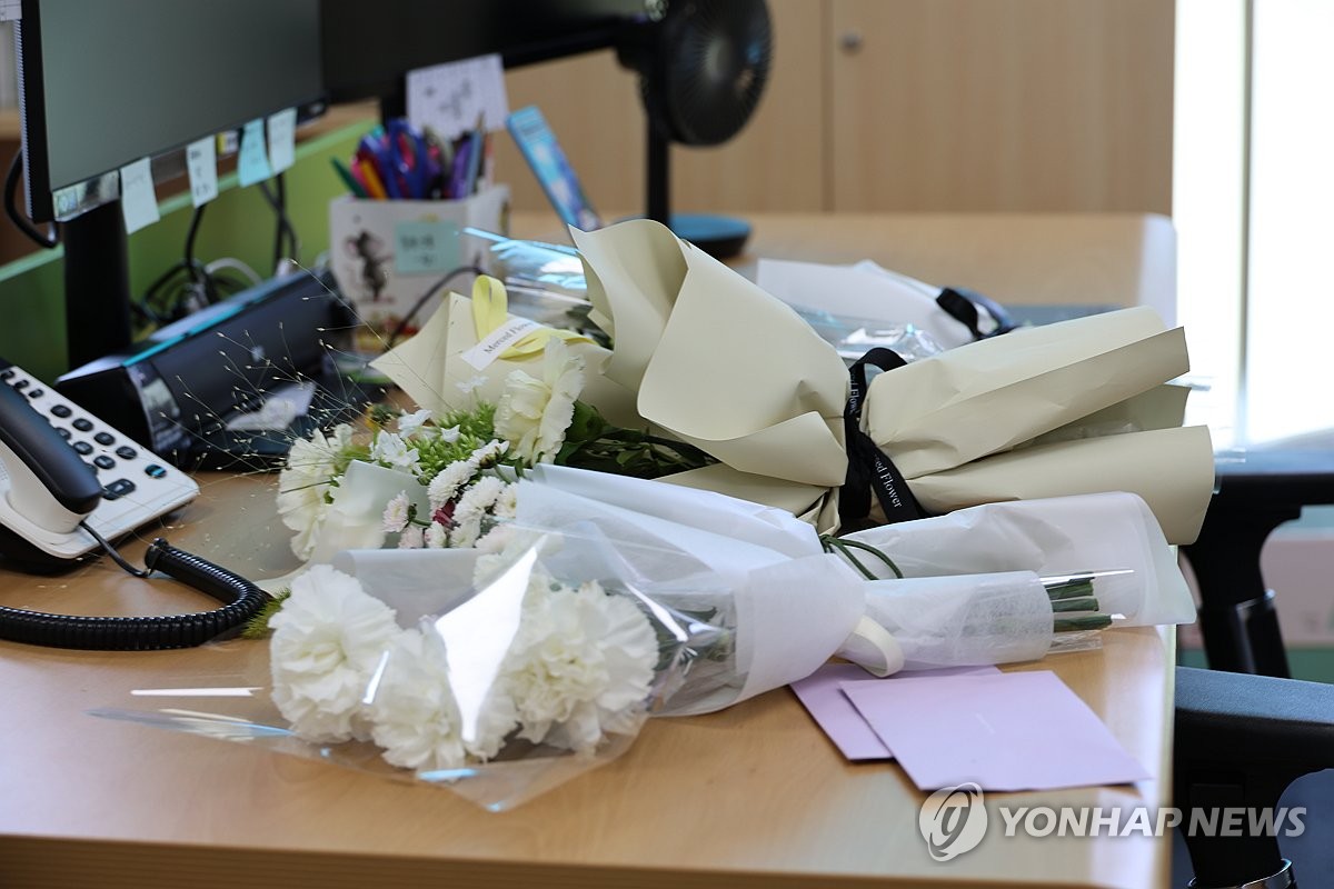 교사 책상에 놓인 꽃