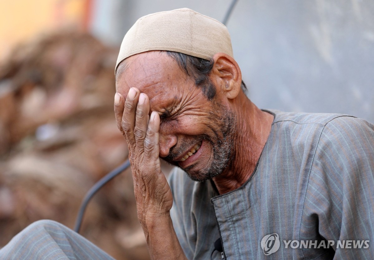 리비아 폭풍우로 아들 잃고 눈물 흘리는 남성