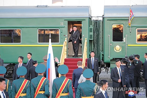 (جديد) قطار الزعيم الكوري الشمالي يبدو في طريقه إلى مدينة «خاباروفسك» الروسية بعد قمته مع «بوتين»
