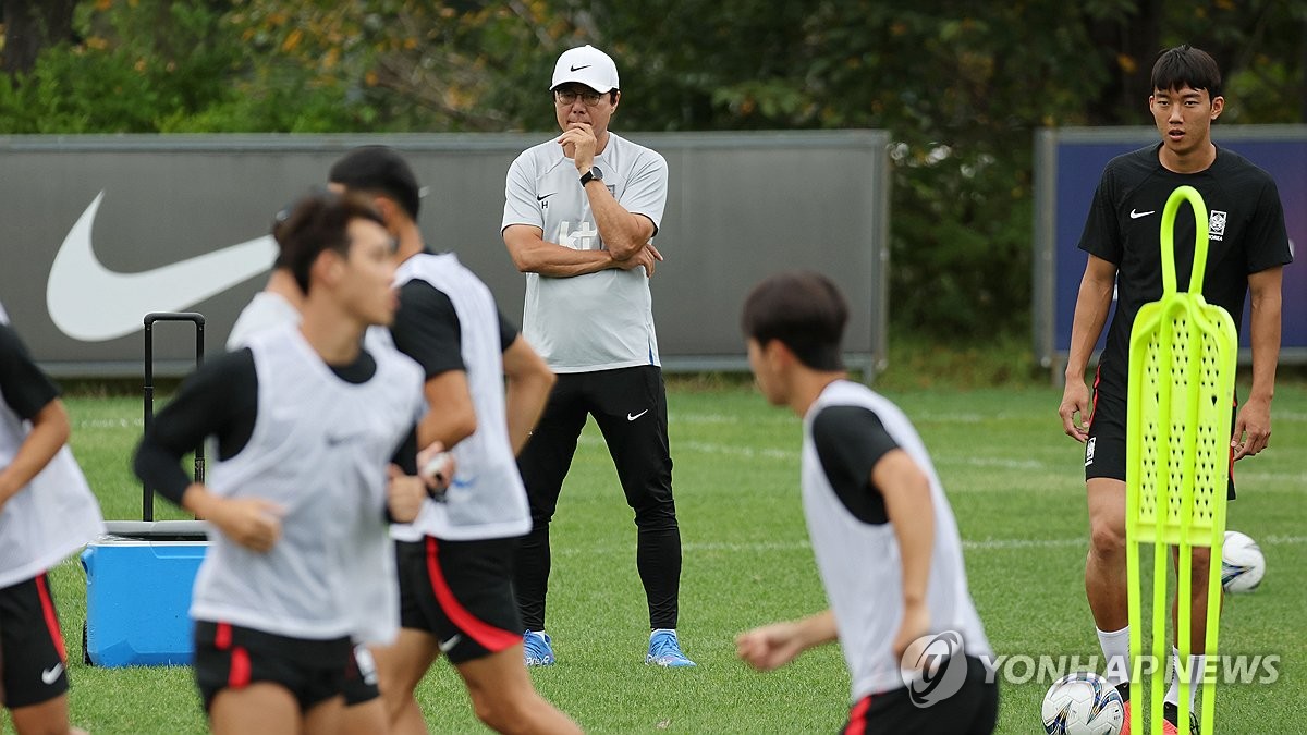 Hwang Sun-hong (C), head coach of the South Korean men's Asian Games football team, watches his players during a training session at the National Football Center in Paju, Gyeonggi Province, on Sept. 14, 2023. (Yonhap)