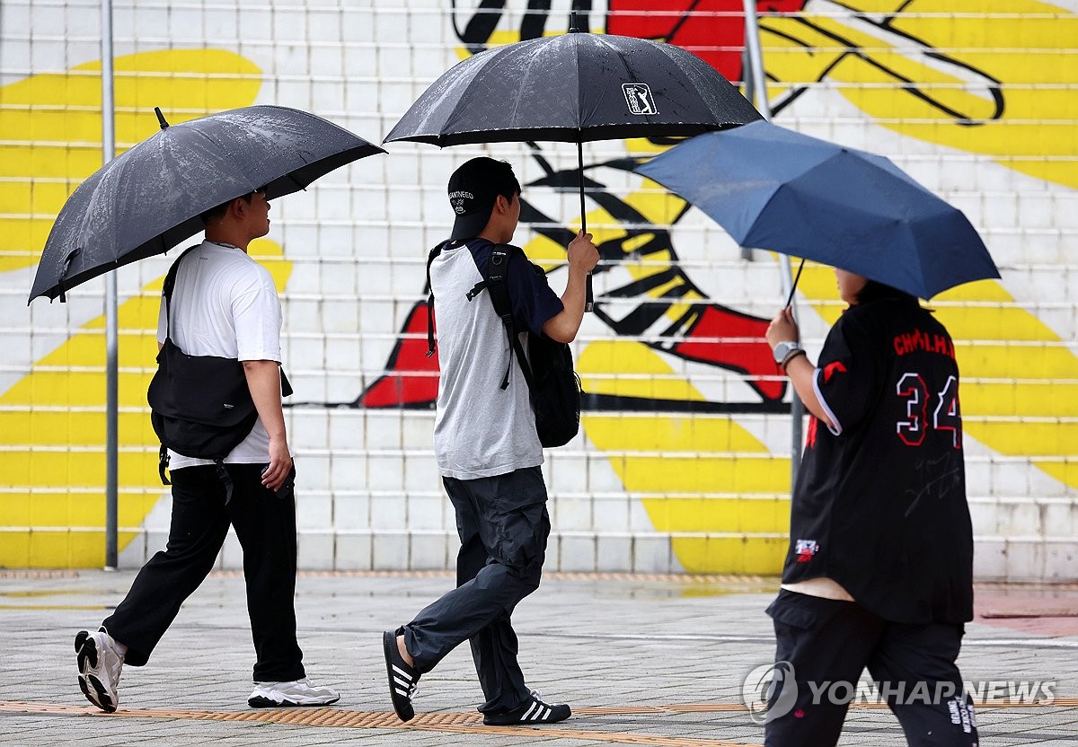 광주 북구 임동에서 시민들이 내리는 가을비에 우산을 쓰고 걸어가고 있다. [연합뉴스 자료사진]
