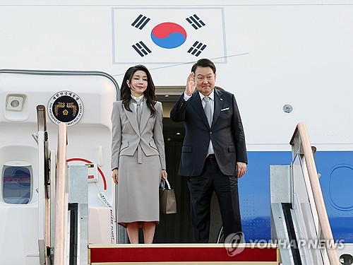 President Yoon Suk Yeol (R) and first lady Kim Keon Hee bid farewell after boarding the presidential plane to leave for the U.N. General Assembly in New York, at Seoul Air Base, just south of the capital, on Sept. 18, 2023. (Yonhap)