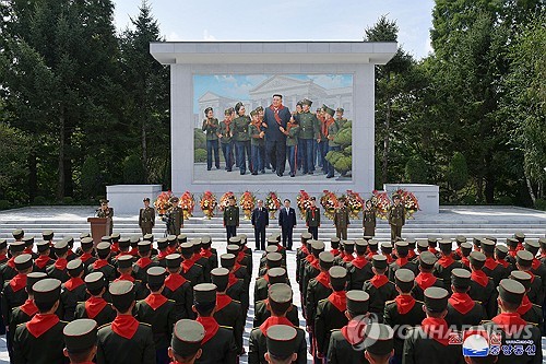 La foto, publicada, el 19 de septiembre de 2023, por la Agencia Central de Noticias de Corea del Norte, muestra un mural de mosaico con la imagen del líder norcoreano, Kim Jong-un (centro, en el mural), instalado en la Escuela Revolucionaria de Mangyondae, en Pyongyang. (Uso exclusivo dentro de Corea del Sur. Prohibida su distribución parcial o total) 