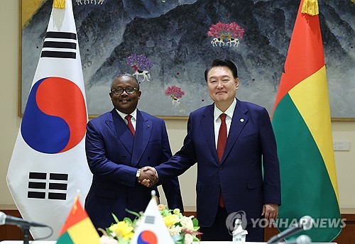 Yoon se reúne con el presidente de Guinea-Bisáu