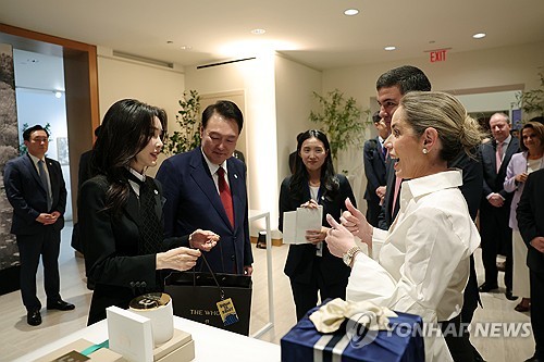 パラグアイ大統領夫人に韓国化粧品贈呈