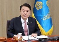 (LEAD) Yoon gets nosebleed from apparent overwork during Cabinet meeting