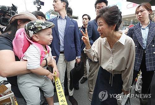 L'ex-présidente Park se rend dans un marché traditionnel à Daegu