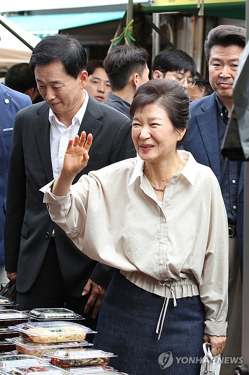 Ex-President Park Geun-hye visits traditional market
