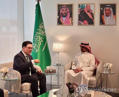 نائب رئيس مجموعة هانا المالية يجري محادثات مع الرئيس التنفيذي لبنك التصدير والاستيراد السعودي
