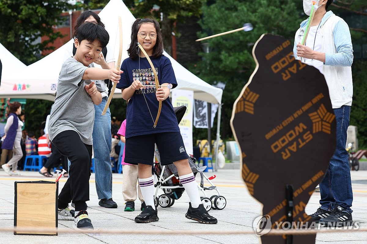 '내가 바로 명사수'…서울역사박물관 한가위 한마당 행사