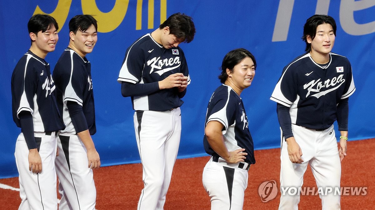 밝은 표정의 한국 야구팀