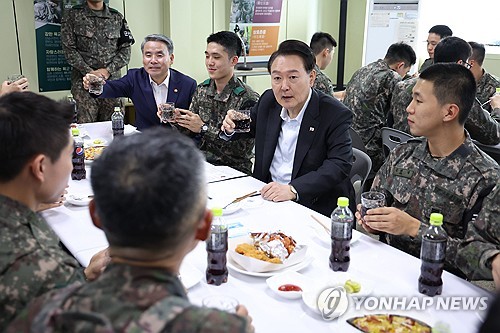 '국군의날'…윤 대통령 연천군 육군 제25사단 상승전망대 방문