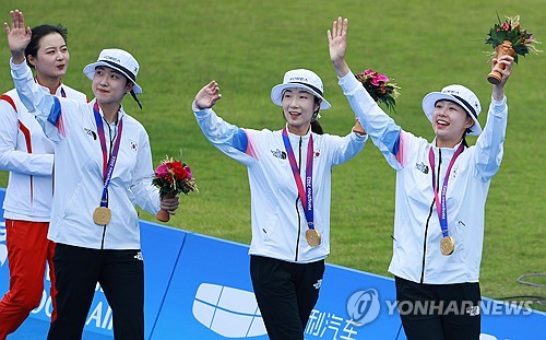 South Korean archers wave to the crowd after winning the final of the women&apos;s team recurve archery at Fuyang Yinhu Sports Center in Hangzhou, China, during the 19th Asian Games on Oct. 6, 2023. (Yonhap)