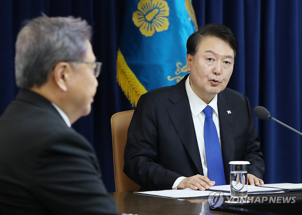 President Yoon Suk Yeol (R) speaks during an emergency meeting convened to discuss the economic and security impact of the Israeli-Palestinian war, at the presidential office in Seoul on Oct. 11, 2023. (Pool photo) (Yonhap)