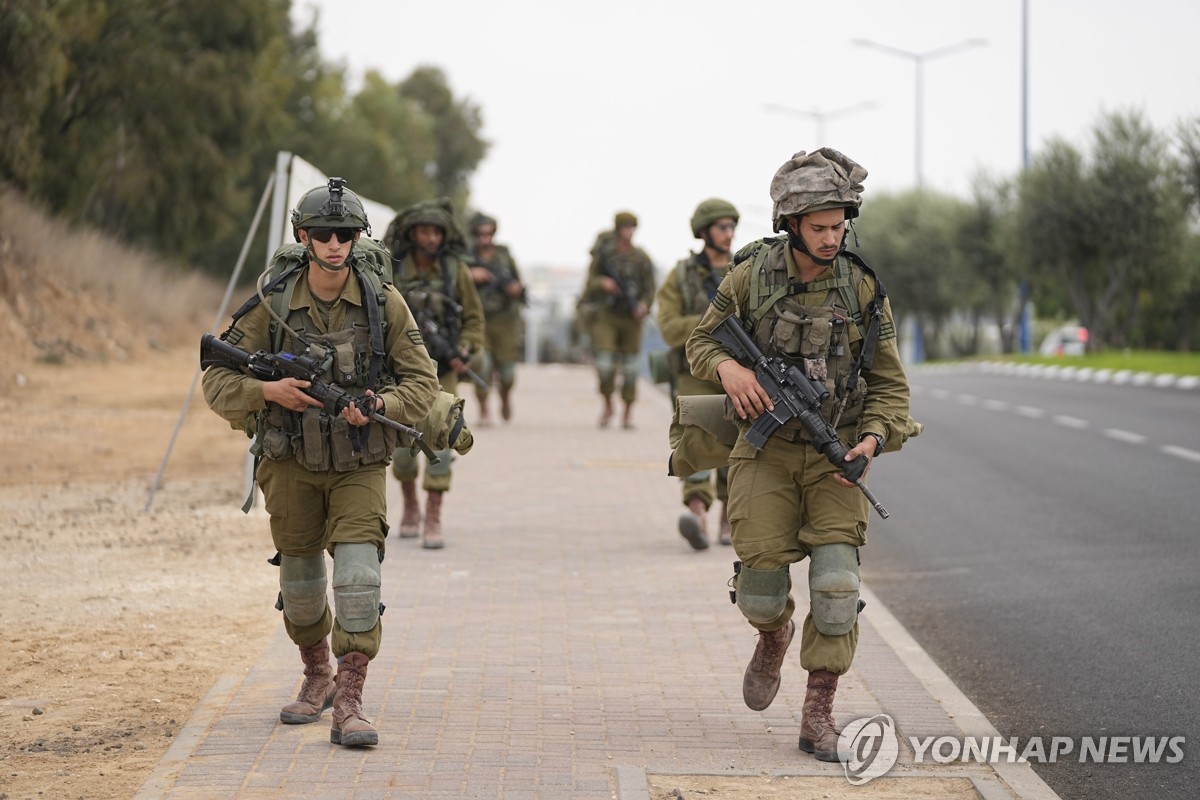 가자지구 인근 도시에 도착한 이스라엘군