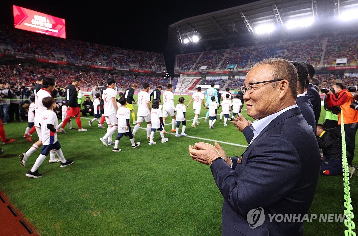 베트남 선수들 격려하는 박항서 전 감독