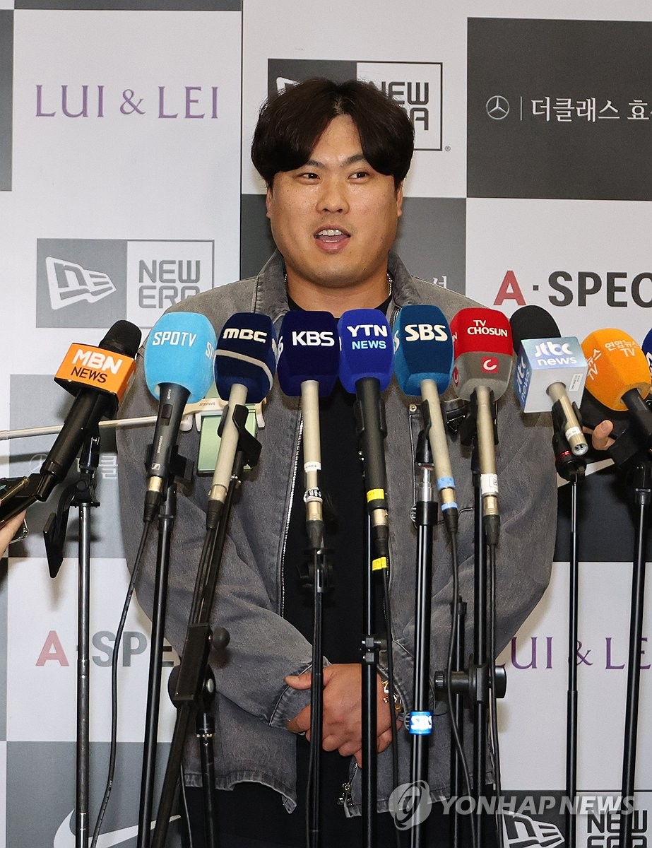 South Korean pitcher Ryu Hyun-jin speaks during a media scrum at Incheon International Airport, west of Seoul, on Oct. 18, 2023, after returning home from Toronto following the end of his Major League Baseball season with the Toronto Blue Jays. (Yonhap)